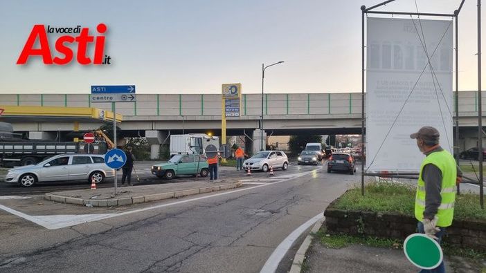 La coda, ieri, in corso Casale, per i lavori di asfaltatura davanti alla rotonda del centro commerciale "Il Borgo"