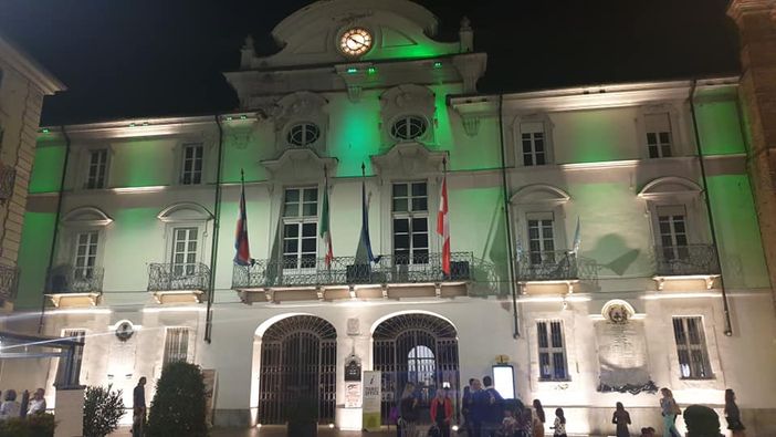 Piazza San Secondo illuminata di verde