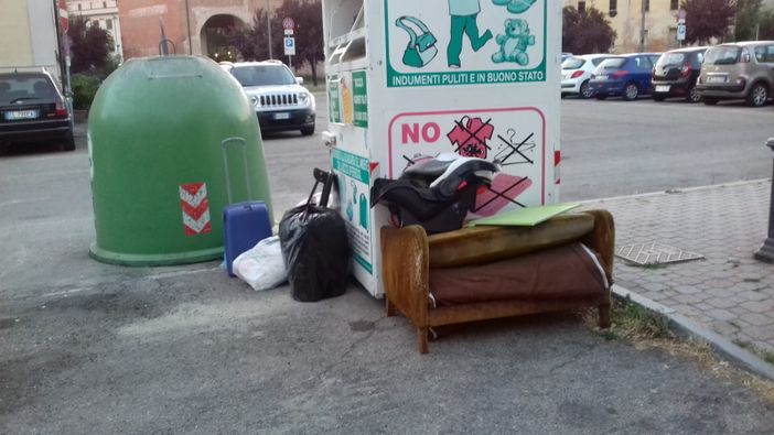 I rifiuti in strada, ad Asti, non risparmiano nessuna zona