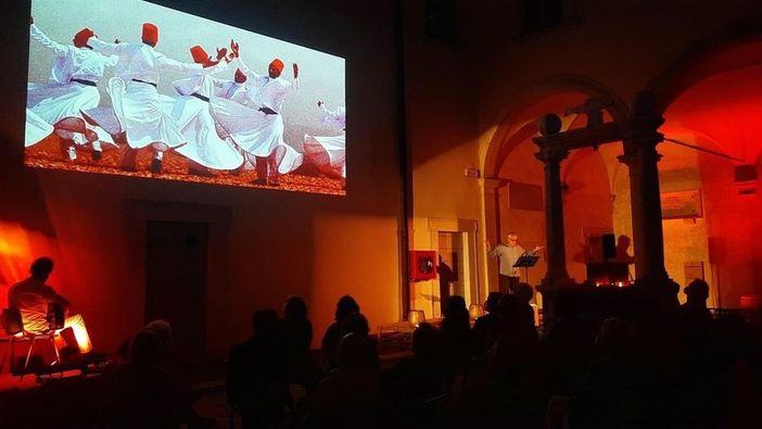 L'attore in scena per 'Le vie del Buddha'