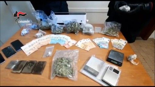 Carabinieri con un quantitativo di droga sequestrata (immagine di repertorio)