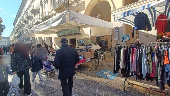 "Ad Asti nei giorni di mercato dove posteggiano i disabili? I posti sono occupati dai banchi" "Ad Asti nei giorni di mercato dove posteggiano i disabili? I posti sono occupati dai banchi"