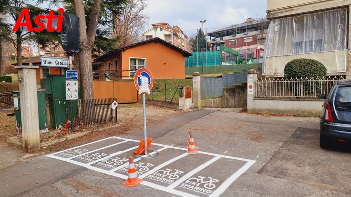 Le immagini che documentano il punto di bike sharing davanti al passo carraio Le immagini che documentano il punto di bike sharing davanti al passo carraio