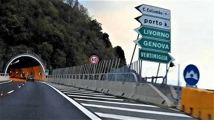 Ponte del 2 giugno e autostrade già intasate dal traffico vacanziero: ieri notte traffico come se fosse giorno Ponte del 2 giugno e autostrade già intasate dal traffico vacanziero: ieri notte traffico come se fosse giorno
