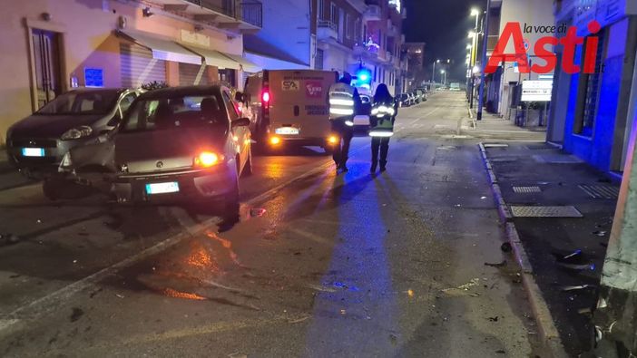 Perde il controllo dell'auto e urta violentemente un palo della luce Perde il controllo dell'auto e urta violentemente un palo della luce