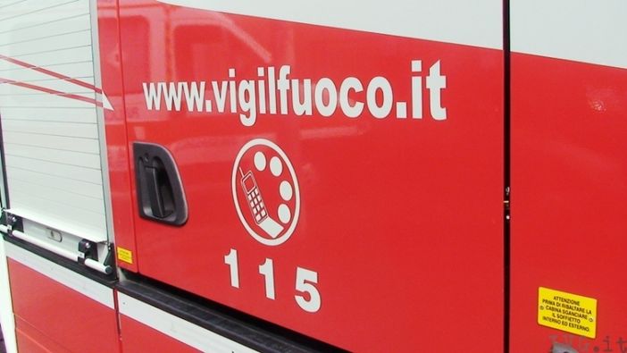 Asti: i Vigili del Fuoco aiutano una signora disabile a recuperare gli occhiali finiti in un tombino