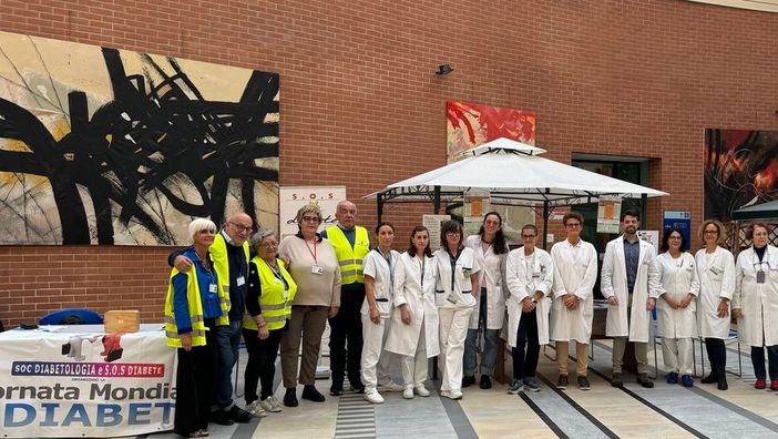 L'equipe della Diabetologia, guidata dalla dottoressa Elena Repetti, con i volontari di Sos Diabete ed i Fisioterapisti della Medicina Fisica e Riabilitativa diretta dalla dottoressa Giovanna Lombardi e la direzione sanitaria di presidio L'equipe della Diabetologia, guidata dalla dottoressa Elena Repetti, con i volontari di Sos Diabete ed i Fisioterapisti della Medicina Fisica e Riabilitativa diretta dalla dottoressa Giovanna Lombardi e la direzione sanitaria di presidio