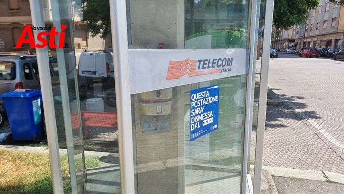 Una delle cabine telefoniche dismesse (Merphefoto) Una delle cabine telefoniche dismesse (Merphefoto)