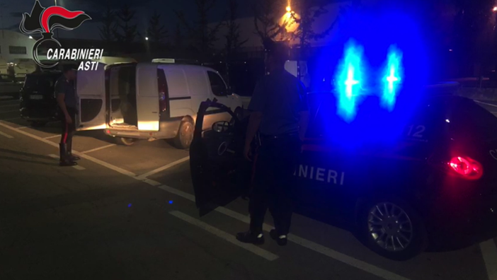 Un fermo immagine tratto dal video diffuso dall'Arma Un fermo immagine tratto dal video diffuso dall'Arma