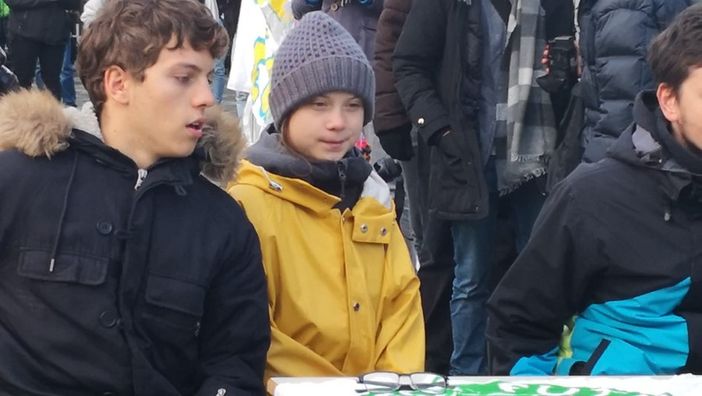 Greta a Torino, attorniata dai ragazzi dei Fridays fof future Greta a Torino, attorniata dai ragazzi dei Fridays fof future