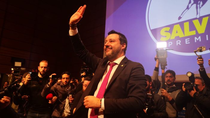 Salvini al Lingotto sulle note di &quot;Vincerò&quot;, fuori lo striscione&quot;Muori! Torino non ti vuole&quot;