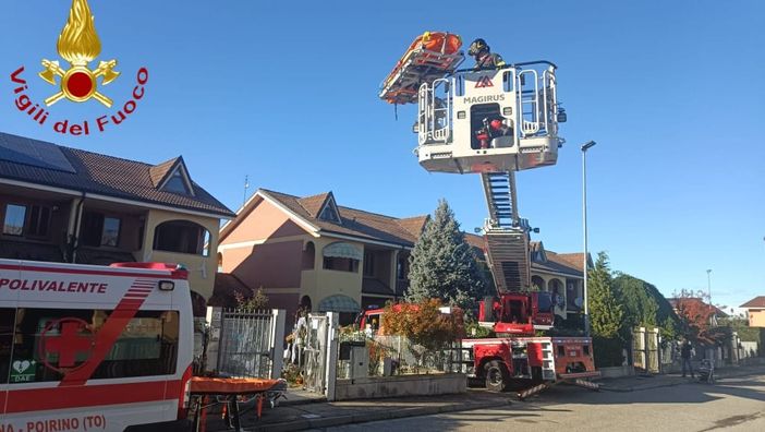 Si rompe il femore in casa e chiede aiuto. I vigili del fuoco utilizzano un "toboga" per farla uscire Si rompe il femore in casa e chiede aiuto. I vigili del fuoco utilizzano un "toboga" per farla uscire