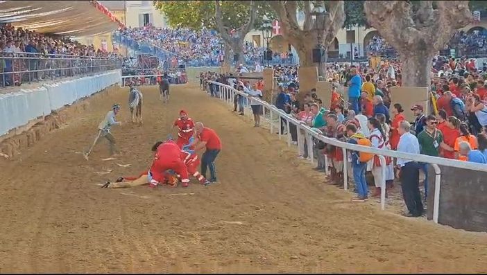 La caduta e i soccorsi ad Antonio Siri "Amsicora", dal fermo immagine del video in nostro possesso. A causa della crudezza del filmato la redazione ha deciso di non pubblicare il video integrale La caduta e i soccorsi ad Antonio Siri "Amsicora", dal fermo immagine del video in nostro possesso. A causa della crudezza del filmato la redazione ha deciso di non pubblicare il video integrale