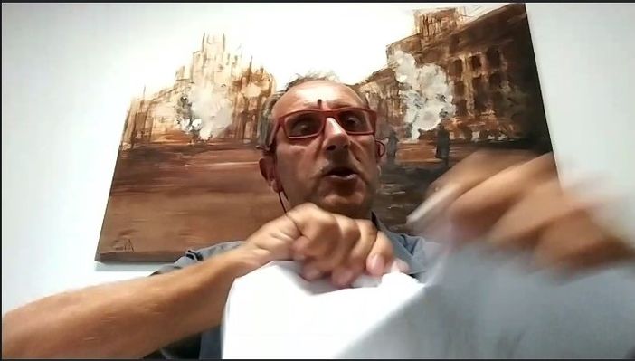 Il fermo immagine del momento in cui Cerruti ha platealmente stracciato la risposta del sindaco alla sua interpellanza