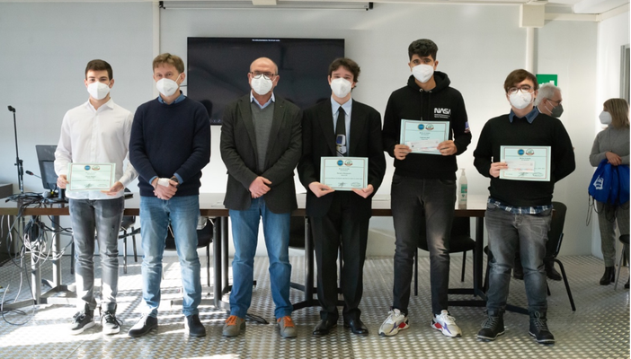 Due immagini relative le consegne delle borse di studio agli studenti dell'Artom