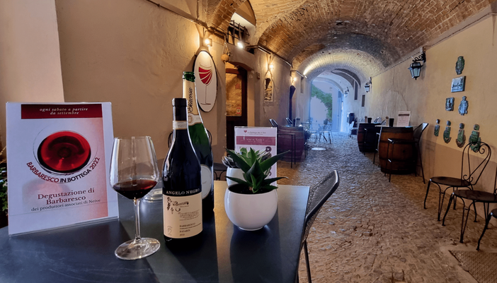 Neive, grande successo alla "Bottega dei 4 vini": continuano le degustazioni alla scoperta del Barbaresco e si raddoppiano le date Neive, grande successo alla "Bottega dei 4 vini": continuano le degustazioni alla scoperta del Barbaresco e si raddoppiano le date