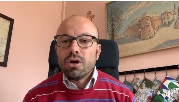 Un fermo-immagine tratto dal video del sindaco Balliano Un fermo-immagine tratto dal video del sindaco Balliano