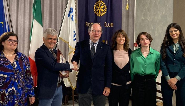 Nella foto, da sinistra a destra, Anna Ferrero, Pasquale Ruju, Luigi Florio, Laura Rossi Ruju e le due studentesse del Monti che hanno partecipato alla serata Rotary Nella foto, da sinistra a destra, Anna Ferrero, Pasquale Ruju, Luigi Florio, Laura Rossi Ruju e le due studentesse del Monti che hanno partecipato alla serata Rotary