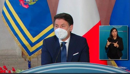 Due momenti della conferenza stampa del premier Conte