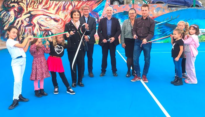 Il momento del taglio del nastro Il momento del taglio del nastro