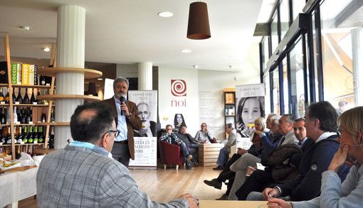 L'incontro nella sede dei Vignaioli Piemontesi L'incontro nella sede dei Vignaioli Piemontesi