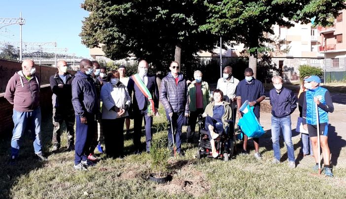 L'associazione Senegalo-Italiana di Asti 'adotta' il giardino di via Omedè