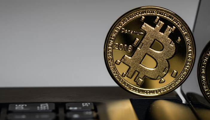 Il fascino di Bitcoin non diminuisce, ma occorre investire con consapevolezza e attraverso strumenti idonei Il fascino di Bitcoin non diminuisce, ma occorre investire con consapevolezza e attraverso strumenti idonei