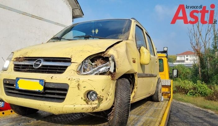 Finisce in un fosso a causa di un cinghiale. A soccorrere una coppia di fidanzati, un vigile del fuoco fuori servizio