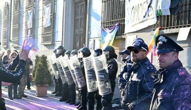 Proteste fuori dal salone dei Cavalieri di Pinerolo per l'evento vannacciano