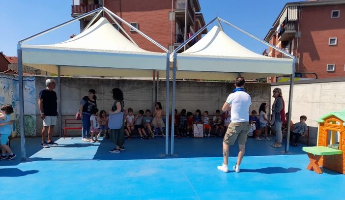 Un regalo speciale per la scuola dell'infanzia "XXV Aprile": 2 gazebo finanziati dai genitori
