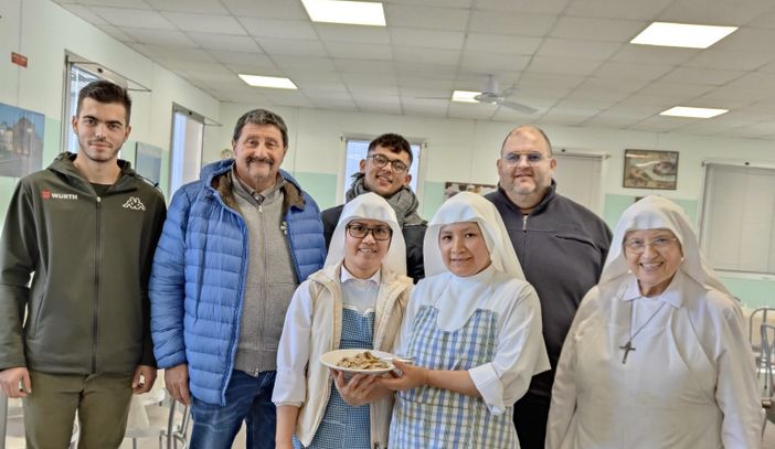 Gli agnolotti d'asino arrivano sulla tavola della mensa sociale di via Genova