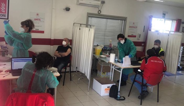 Vaccinazioni in uno dei centri della Protezione Civile Vaccinazioni in uno dei centri della Protezione Civile
