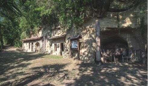 Camminata e visita alle Case Grotta di Mombarone in favore dell'Apistom Camminata e visita alle Case Grotta di Mombarone in favore dell'Apistom