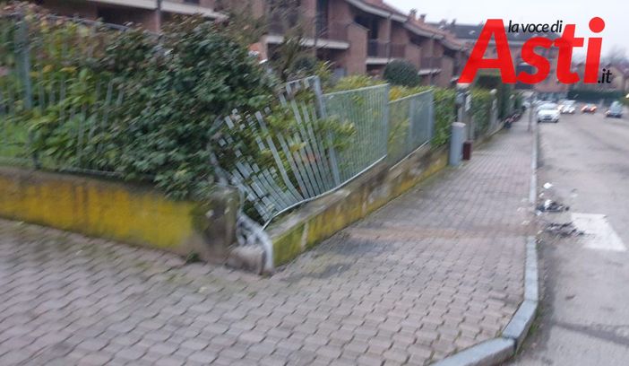 La cancellata colpita dal furgone dopo l'urto