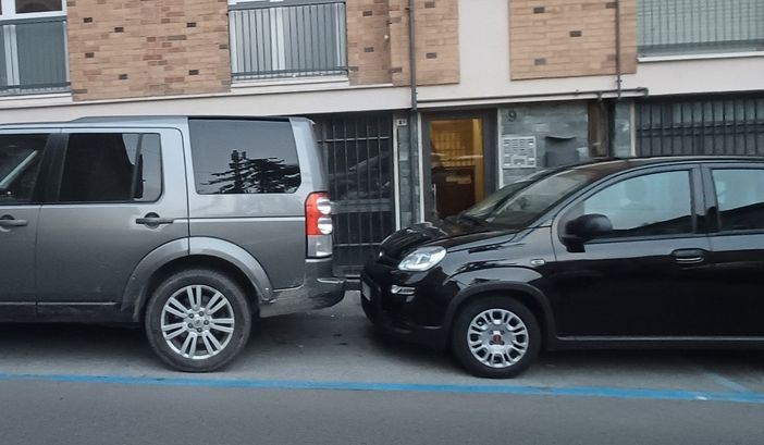 “Mia madre, 92enne, ‘prigioniera in casa’ per colpa di uno stallo blu”