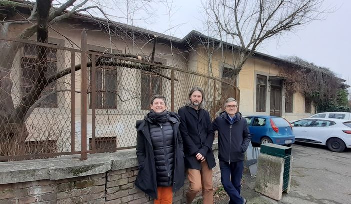 Il gruppo "Insieme per Canelli" davanti a una delle palazzine dell'ex ospedale Il gruppo "Insieme per Canelli" davanti a una delle palazzine dell'ex ospedale