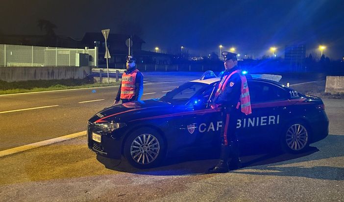 Non si ferma all'alt e scappa per chilometri: arrestato dai carabinieri alle porte di Asti