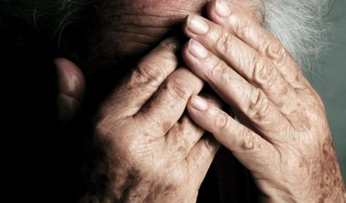 &quot;Assisto mia madre fragile ma non sono considerata una caregiver e non mi vaccinano&quot;