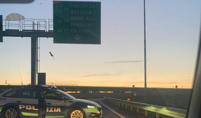 Si rovescia un'autoscisterna di acido cloridrico, autostrada A21 chiusa per tutta la notte Si rovescia un'autoscisterna di acido cloridrico, autostrada A21 chiusa per tutta la notte