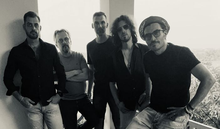 Simone Poncino e la band che avrebbe dovuto accompagnarlo durante l'esibizione dal vivo