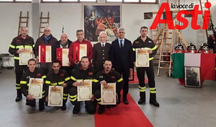 I vigili del fuoco premiati, ritratti con il comandante ing. Franco e con il prefetto di Asti Alfonso Terribile