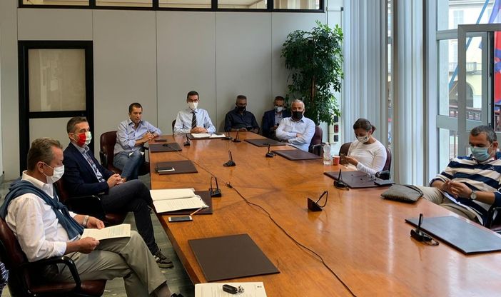 Al centro il presidente della Provincia Paolo Lanfranco, a destra, in secondo piano, il dirigente ai trasporti della Provincia Roberto Imparato, il dirigente Angelo Marengo, in prima linea il vicepresidente della Regione Piemonte Fabio Carosso, il vicepresidente della Provincia di Asti Francesca Ragusa, il consigliere provinciale Andrea Gamba, a sinistra, l’assessore ai Trasporti della Regione Piemonte Marco Gabusi, il consigliere provinciale Ivan Ferrero, il responsabile Servizio Trasporti della Provincia Mauro Rolla