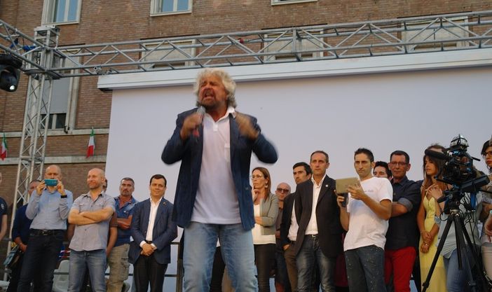 Nella foto, risalente al giugno 2017, un momento dell'intervento astigiano di Beppe Grillo, fondatore del Movimento. Alle sue spalle si riconoscono, tra gli altri, il consigliere Spata (secondo da sinistra, a braccia conserte), il candidato consigliere regionale Marco Allegretti (in giacca, accanto a Spata), l'europarlamentare Tiziana Beghin (alle spalle di Grillo) e il capogruppo in Consiglio comunale Massimo Cerruti (in giacca, a fianco della Beghin)