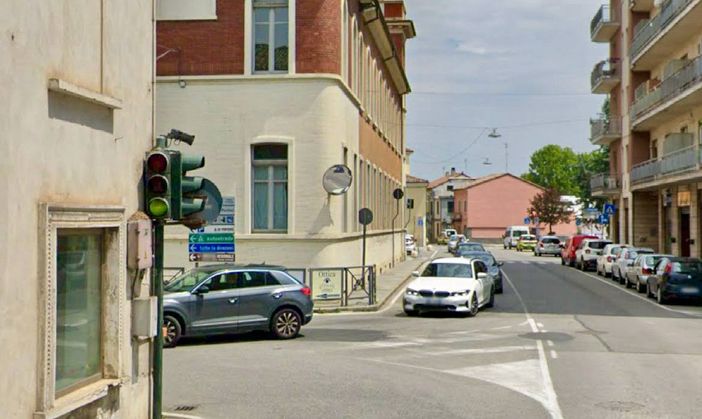 Il semaforo all'incrocio di corso IV Novembre Il semaforo all'incrocio di corso IV Novembre