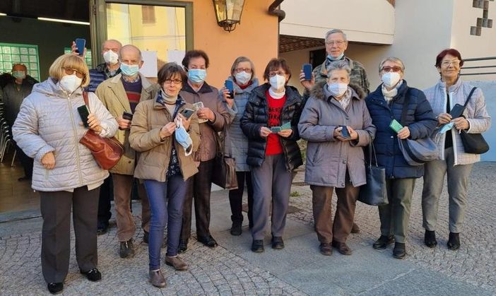 Alcuni dei partecipanti al corso per l'utilizzo dello smartphone