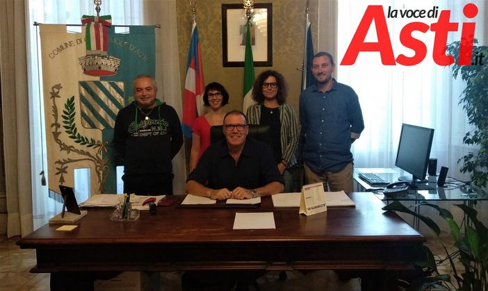 Seduto, il sindaco di Costigliole d'Asti Enrico Alessandro Cavallero. Alle sue spalle, da sinistra, l'assessore Claudio Austa, la vicesindaco Tanya Arconi, l'assessore Laura Bianco e l'assessore Alessandro Borio