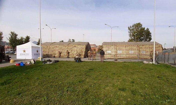 Una delle tensostutture allestite in mattinata presso l'ospedale di Rivoli (TO)