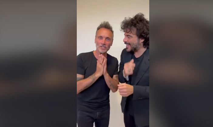 Un fermoimmagine tratto dal video dei due artisti Un fermoimmagine tratto dal video dei due artisti