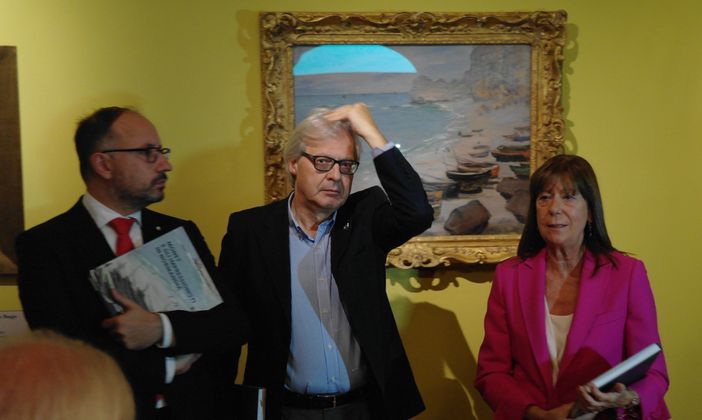 Vittorio Sgarbi ritratto tra il sindaco Maurizio Rasero e l'assessore regionale alla Cultura Vittoria Poggio