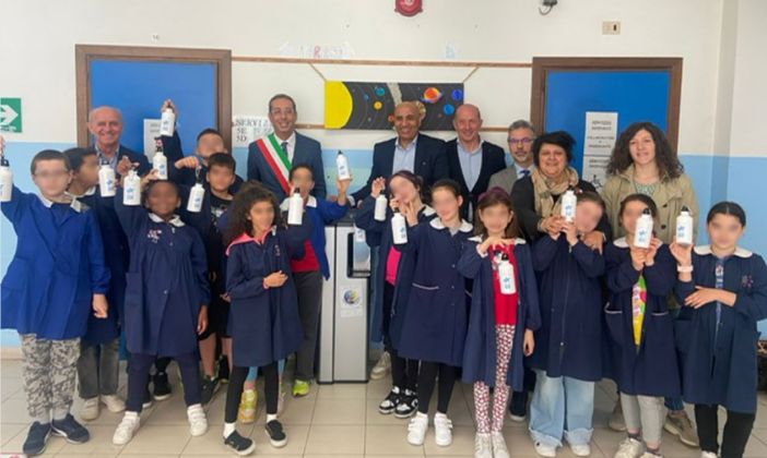 Un momento dell’inaugurazione con autorità e alunni